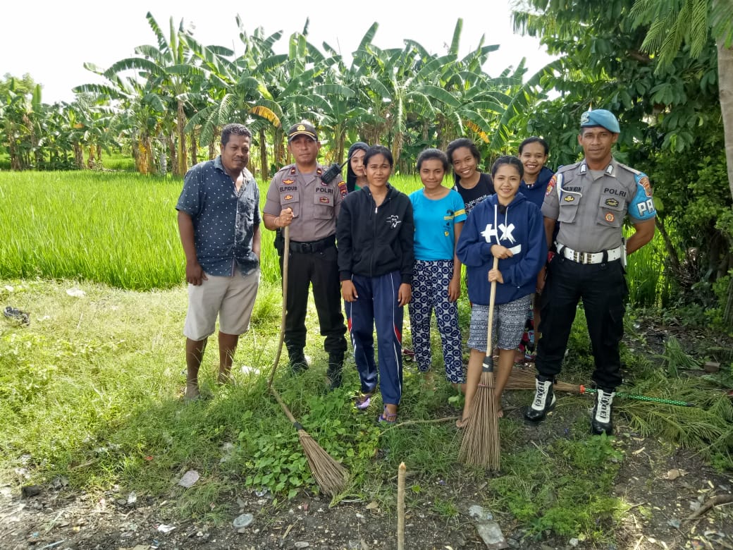 Cegah covit -19 ,Kapolsek Kupang Tengah bersama lakukan kegiatan bersih-bersih lingkungantemoat tinggal