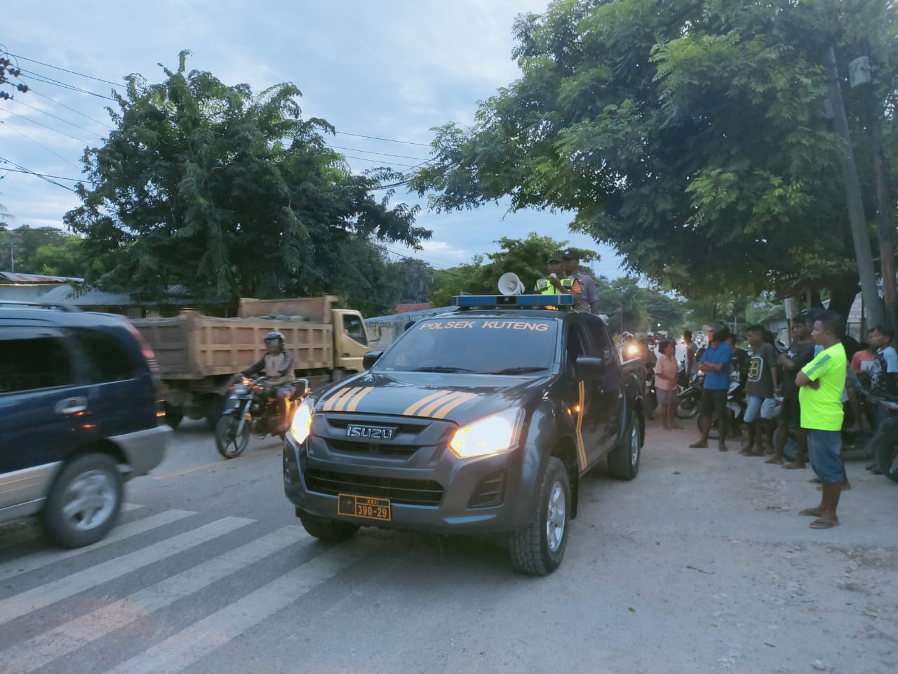 lindungi warga terhindar dari covid-19, Polri dan TNI kompak lakukan himbauan virus corona
