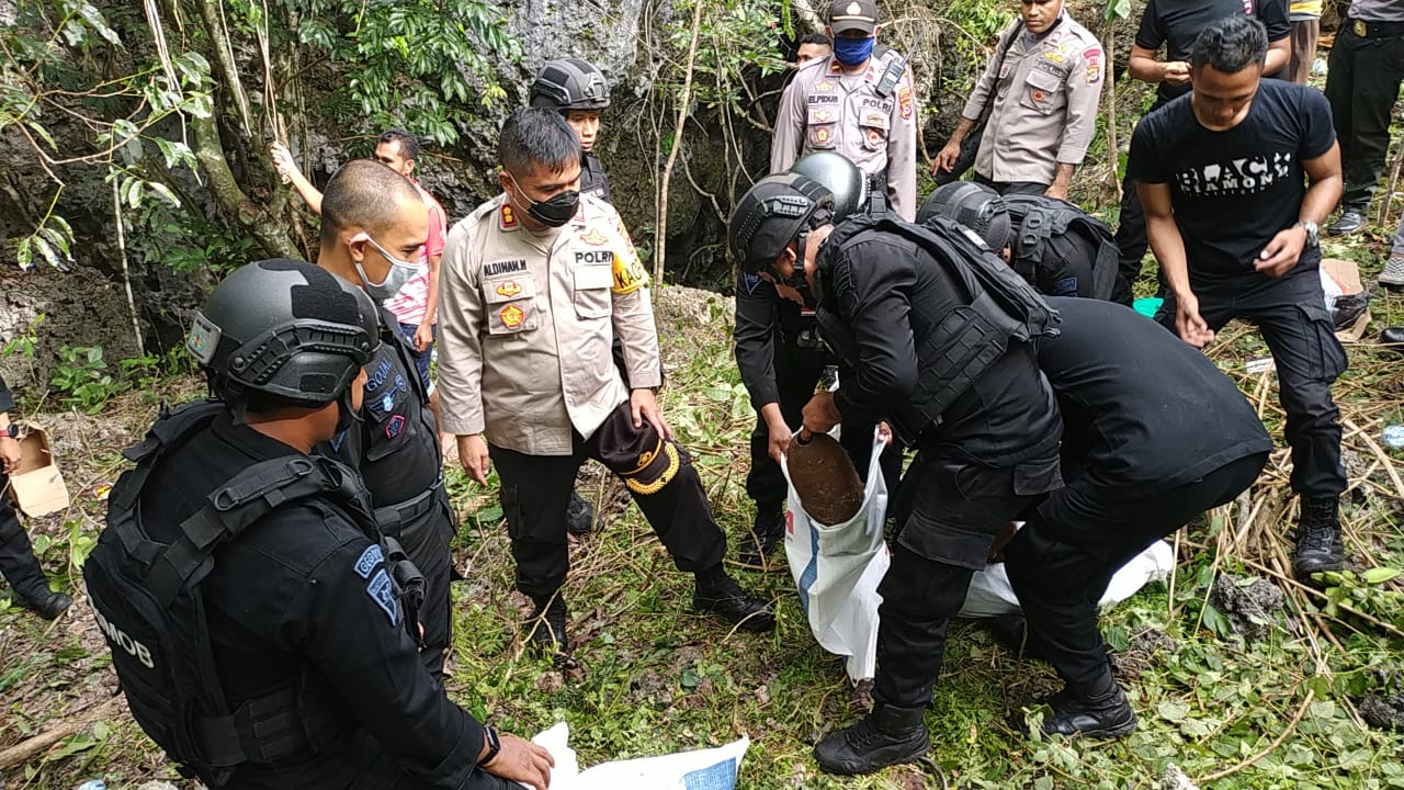 Kapolres Kupang, bersama tim Gegana Brimob  evakuasi empat bom peninggalan perang dunia II