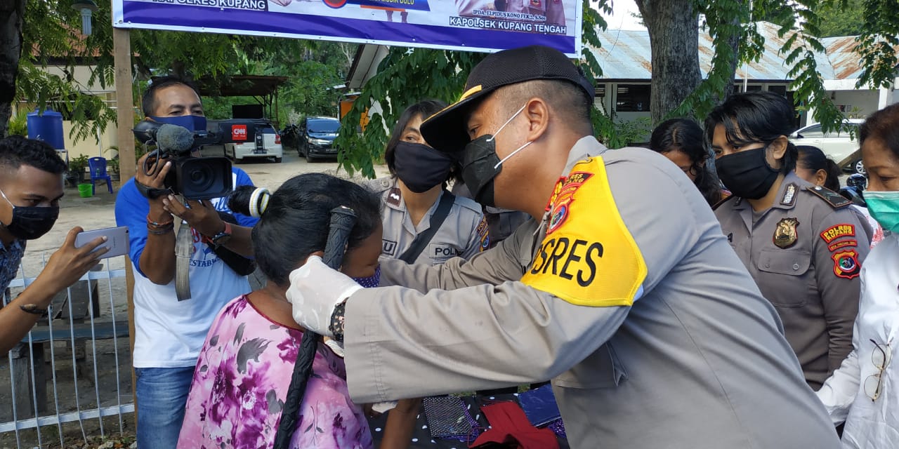 Cegah covid-19, Kapolres Kupang  dan Waka Polres Kupang turun  ke jalan  bagikan  masker  gratis